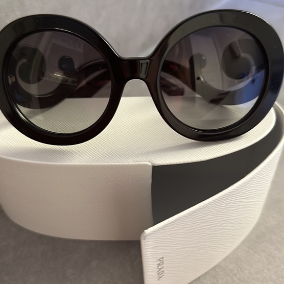 Prada  genuine Sunglasses comes with the case still new made in Italy - Picture 5 of 16